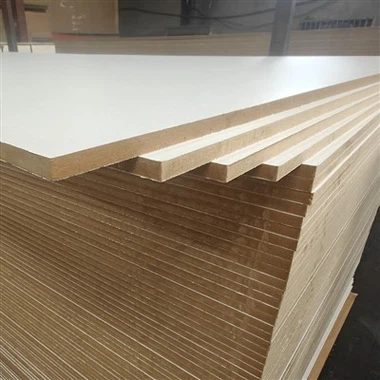 18 mm biely melamín tvárou v tvár MDF